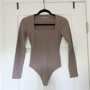 Brand New Abercrombie Long-Sleeve Seamless Fabric Squareneck Bodysuit Taupe XS
